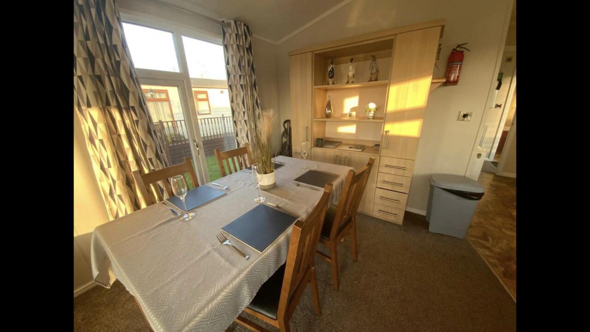 Bumblebee Lodge Tydd St. Giles Bagian luar foto