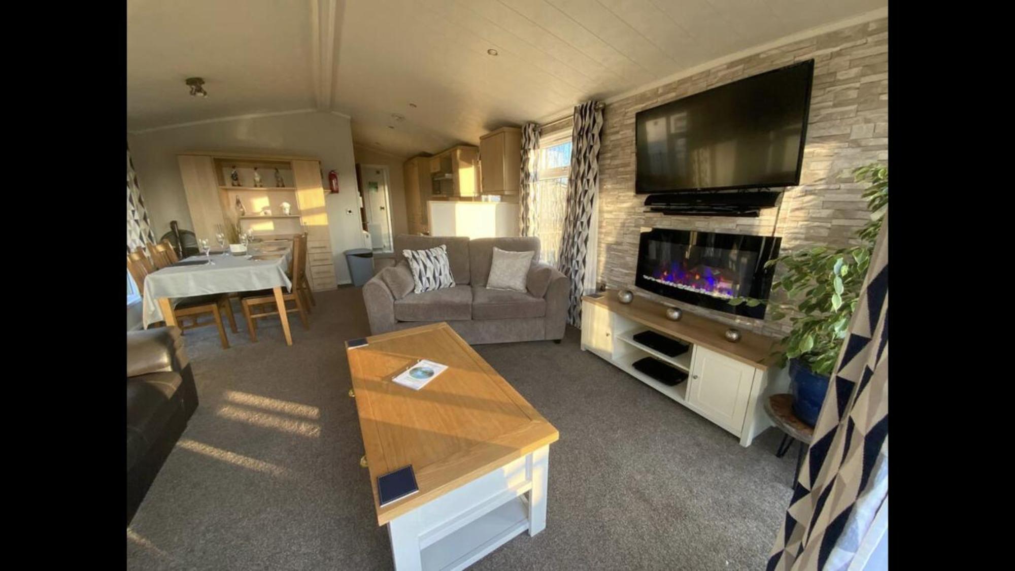 Bumblebee Lodge Tydd St. Giles Bagian luar foto