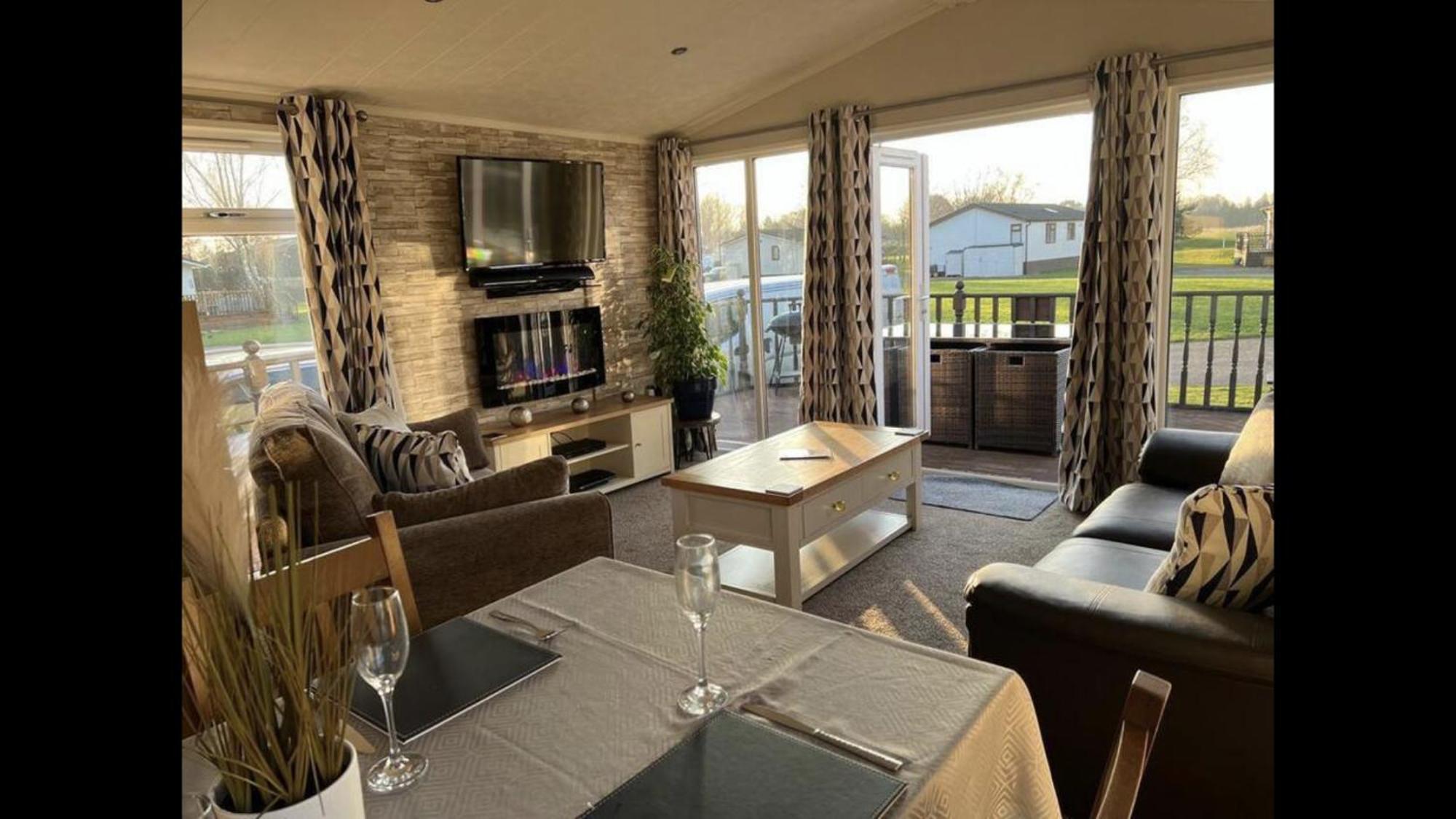 Bumblebee Lodge Tydd St. Giles Bagian luar foto